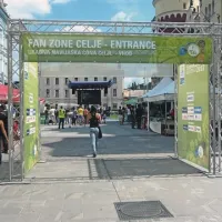 Pogled na vhod v navijaško cono v centru Celja sredi dneva