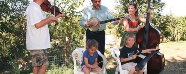 Skupno rajanje istrske in avstralske glasbe: violinist  Marino Kranjac med vajo z družino Pribac