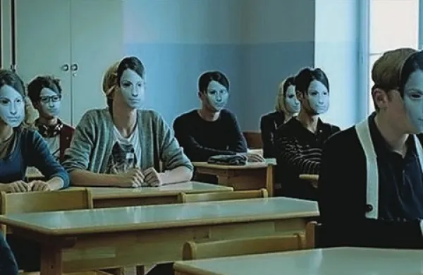 Prvenec Roka Bička Razredni sovražnik, ki se je uvrstil v enega od tekmovalnih programov Beneškega filmskega festivala - Teden mednarodne kritike, je prejel nagrado filmskih kritikov