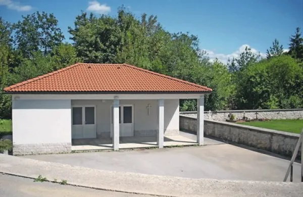Zagovornika ilirskobistriške občine in države sta se v sredo na sodišču dogovorila, da se bosta še  poskušala poravnati glede vračila 350.000 evrov, s katerimi so v Podgradu med drugim obnovili tudi mrliško vežico