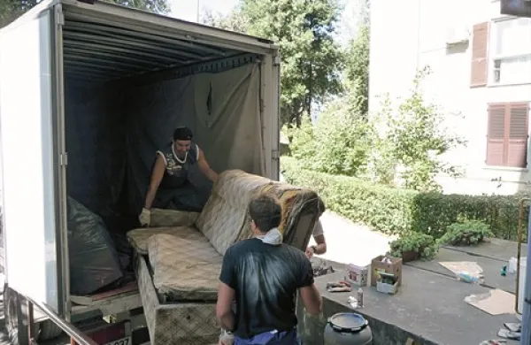 Člani društva Izhod so ves teden čistili eno od stanovanj na Markovcu     