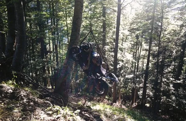 Nemški državljan je med Trento in Vršičem z motorjem vred zdrsnil pod cesto