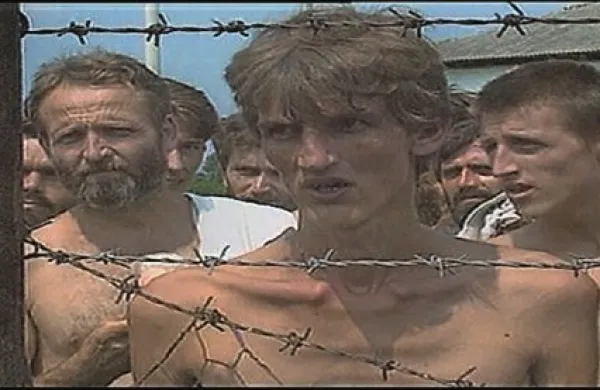 Srbske oblasti so na območju Prijedora imele tri taborišča - Omarska, Keraterm in Trnoplje -, v katerih so bili v nehumanih pogojih zaprti hrvaški in bošnjaški ujetniki, veliko pa jih je bilo ubitih