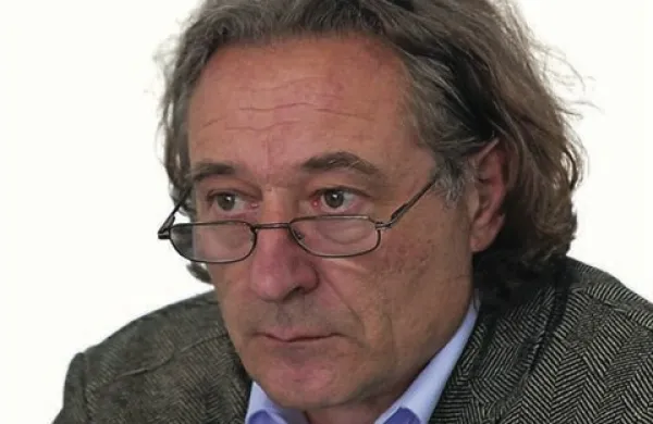 Predsednik Konfederacije sindikatov javnega sektorja Slovenije Branimir Štrukelj se, ko gre za sivo ekonomijo, zavzema za drastične kazni kršiteljev. Pravi pa, da so “žal politiki tisti, ki praviloma kažejo, kako je treba zaobiti zakone in kako se ne