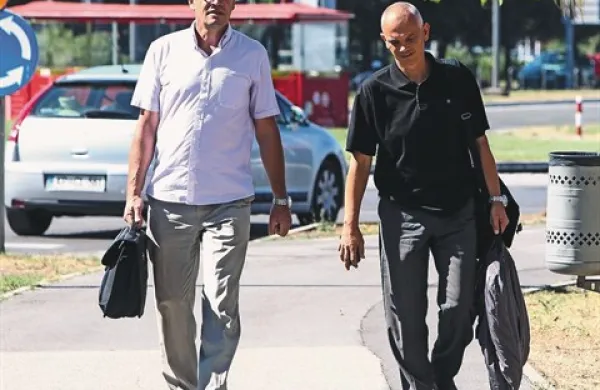 Predstojnik koprskega urada za gospodarske javne službe Raf Klinar (levo, na fotografiji z odvetnikom Gorazdom Gabričem ob prihodu na sodišče) včeraj ni priznal krivde. Konec septembra ga čaka sojenje zaradi kaznivega dejanja zlorabe uradnega položaja.