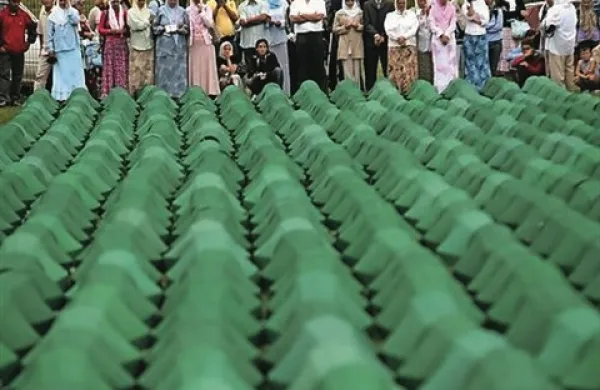 Srebrenica je bila leta 1995 pod zaščito nizozemskih pripadnikov sil ZN. 11. julija 1995 so jo zavzele vojaške enote bosanskih Srbov pod poveljstvom Ratka Mladića, ki so nato pobile približno 8000 Muslimanov.