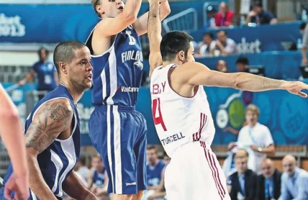 Teemu Rannikko (v skoku) je eden ključnih košarkarjev Finske