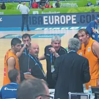Makedonci s  selektorjem Alešem Pipanom (v sredini) so imeli na uvodnih tekmah veliko povedati čez sodnike