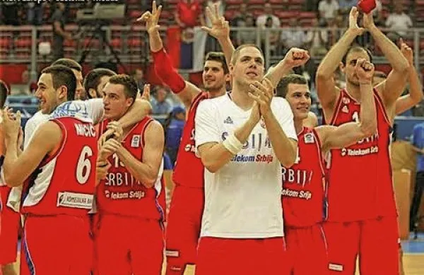 Srbija (na fotografiji) je ob Ukrajini, Latviji, Sloveniji, Grčiji, Italiji in Finski po dosedanjih dveh odigranih krogih košarkarskega evropskega prvenstva  osvojila vse štiri točke