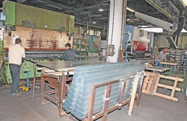 Kot kaže, v  hali Alukomna zvokov strojev ne bo še lep čas