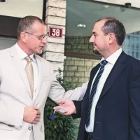 Dosedanji šef luke Bojan Brank (levo) in novi šef Gašpar Gašpar Mišič sta si posle včeraj predajala več kot pet ur 