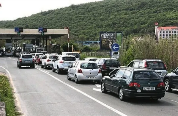 Tudi ta konec tedna na cestah nastajajo zastoji