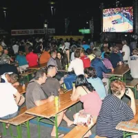 Ukmarjev trg je bil poln, vzdušje prireditvi primerno. 