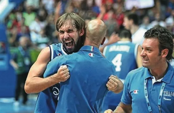Veselje Italijanov ob pomembni zmagi proti Grčiji