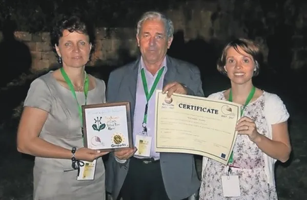Martina Stupar, Bojan Režun in Mojca Kavčič Gorjup (z leve) s certifikatom Geoparka Idrija kot dela evropske in svetovne mreže te vrste parkov