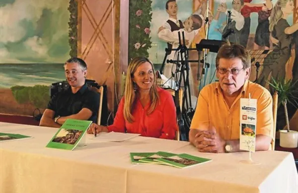 Alberto Pucer (desno) in Robert Titan sta Istrske štorije predstavila v gostilni Idila v Padni, kjer se je z njima pogovarjala Tanja Jakomin Kocjančič