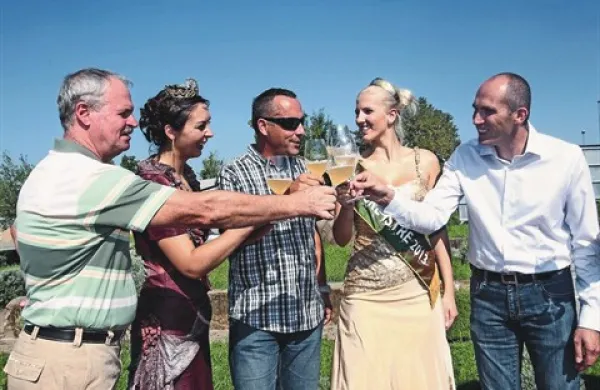 Na fotografiji: s prvim Vinakoprovim moštom so nazdravili (z leve) Nevio Pucer, Neža Pavlič, Danijel Cep, Kim Mahnič in Boštjan Zidar.