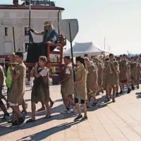 Sprevod je je krenil na pot pred šolo v Portorožu, v Piranu zavil na Tartinijev trg in se zaključil pred pomolom 