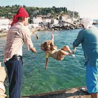 Dijaki višjih letnikov so novince (tudi dve dekleti) pometali v morje