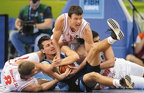 Na Jesenicah Balkanci niso povzročili samo gneče na tribunah in pred dvorano, temveč tudi na parketu. Bosanski reprezentant Marko Šutalo (v modrem dresu) v objemu črnogorskih bratov Šehović, Seada in Suada. 