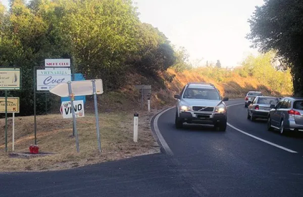 Voznica je pri odcepu za Korte spregledala voznika skuterja, ki je zavijal levo, in ga zadela. Zaradi hudih poškodb je umrl v bolnišnici.