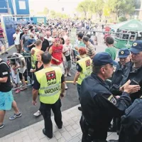 Uniformirani policisti so še najbolj opazni ob vstopu v dvorano, kjer skrbijo, da je vse v redu 