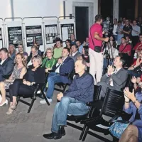 Publika je dvorano v Armeriji napolnila do zadnjega kotička. Večera sta se udeležila tudi gostitelj in košarkarski navdušenec dr. Dragan Marušič in ministrica za Slovence po svetu, Tina Komel.