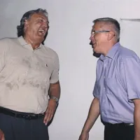 Robustni center Dino Meneghin in hitri strelec Peter Vilfan med sproščenim pogovorom
