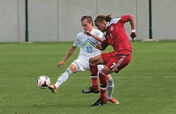 Slovenska nogometna reprezentanca do 21 let je na svoji tretji tekmi kvalifikacijske skupine 2 za nastop na evropskem prvenstvu leta 2015 danes v Ajdovščini igrala neodločeno 2:2 (2:1) z Dansko