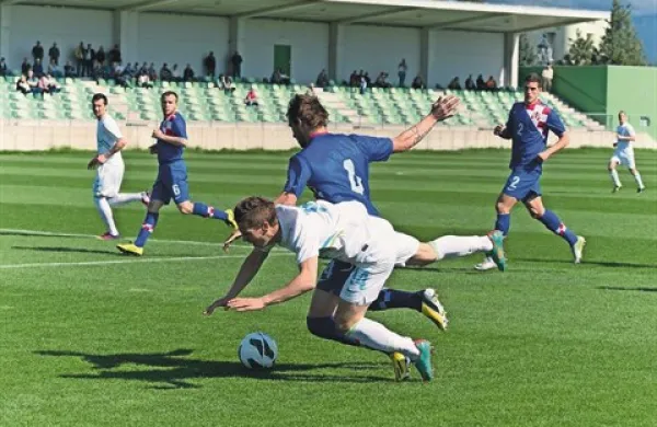 Mlada slovenska nogometna reprezentanca (v belih dresih) je konec aprila v Ajdovščini že odigrala prijateljsko tekmo s Hrvaško 