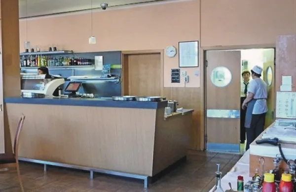 V teh dneh so v hčerinski gospodarski družbi Lipica turizem  odpustili  tri delavke iz kuhinje, saj vodstvo sledi načrtu prestrukturiranja, da se izvleče iz rdečih številk. Sicer pa se država še ni odločila, kako bo uredila upravljanje edine slovenske