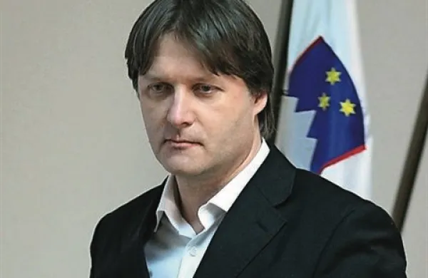 Nekdanji prvi mož Nacionalnega preiskovalnega urada  Bruno Blažina je po aprilski prometni nesreči, ki ga je odnesla z vrha tega organa, dobil opozorilo pred odpovedjo delovnega razmerja