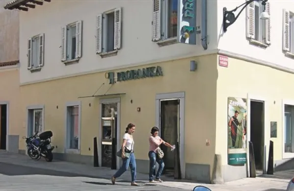 Pred koprsko poslovalnico včeraj ni bilo gneče, vseeno pa se je oglasilo kar nekaj komitentov
