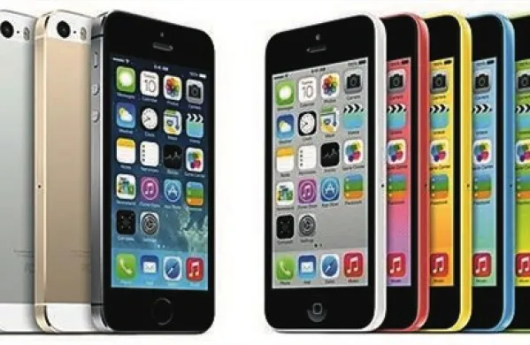 Levo “zlati standard” za pametne mobilnike Iphone 5S, desno “nizkocenovnik”