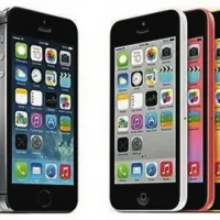 Levo “zlati standard” za pametne mobilnike Iphone 5S, desno “nizkocenovnik”
