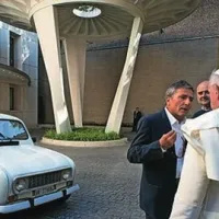 Papež Frančišek se poslej po Vatikanu ne bo več vozil samo s šoferjem na zadnjem sedežu papamobila, pač pa bo lahko kar sam sedel za volan katrce
