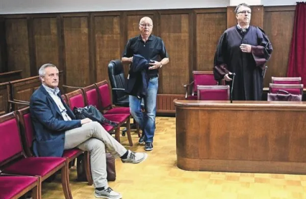 S Tomažem Jeločnikom je moral včeraj na sodišče tudi zastopnik Ladjedelnice Izola Marjan Jovanović (desno)