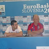Dušan Ivković (desno) na tiskovni konferenci z enim od svojih varovancev Vasiljem Micićem