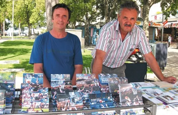 Gorazd Budal in Tedy Grbec iz Butika tiskovin sta na stojnici pred koprsko Taverno po vsaki tekmi takoj ponudila razglednice s fotografijo in izidom tekme 