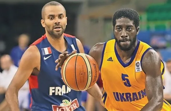 Najboljši v skupini A - Francozi s Tonyjem Parkerjem (levo) in Ukrajinci z Eugenom Jeterjem