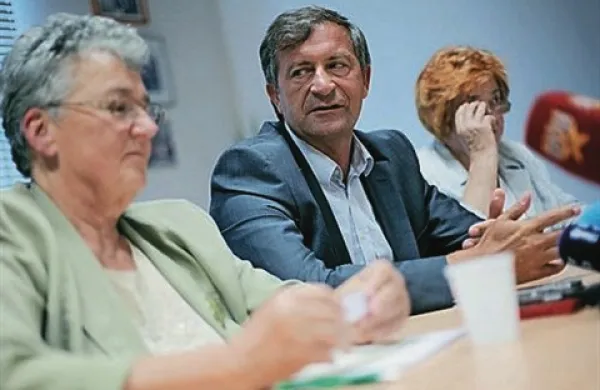 Vodstvo stranke Desus in Zveza društev upokojencev Slovenije sta  napovedala, da si bosta odločno prizadevala za to, da vlada ne ukine letnega dodatka za upokojence
