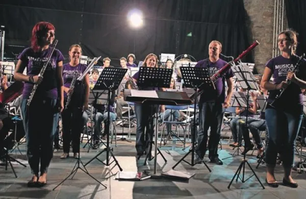  Mladi glasbeniki so ob koncu taborov  Musica creativa in Intercampus pripravili koncert v Stalnem gledališču v  Trstu, v Slovenski Filharmoniji v Ljubljani in v Taverni v Kopru (na fotografiji)