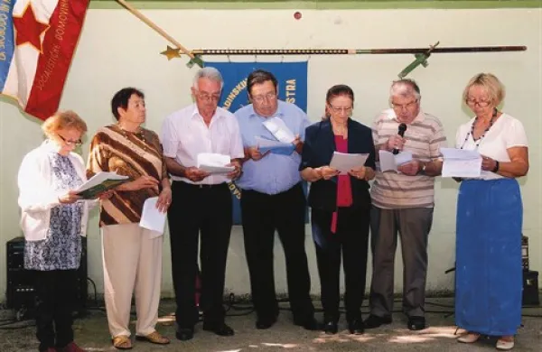 V okviru Društva upokojencev Postojna že vrsto let deluje  recitatorska skupina, ki jo vodi Marija Tonković
