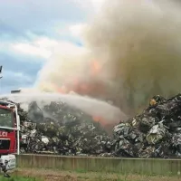 Gasilci so morali talečo se kovino najprej ohladiti in nato pogasiti