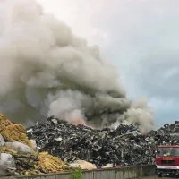 Strela je udarila v kup železja in zanetila požar