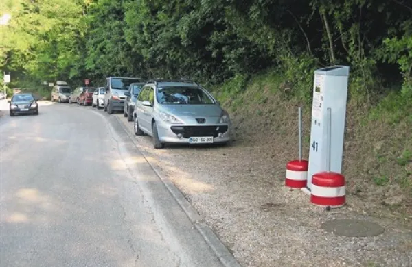 Čeprav parkirna mesta niso zarisana, je območje parkirišča določeno in Okolje zaračunava parkirnino. A le poleti, od 1. septembra je parkiranje v Fiesi znova brezplačno.  