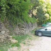 Podporne zidove na makadamskem parkirišču v Fiesi je načel čas, a jih za zdaj ne bodo popravljali 