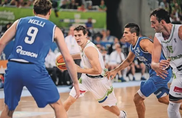 Goran Dragić (z žogo) je dobro prodiral v italijansko obrambo