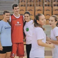 Goran Dragić je  zvezdnik ekipe in nič čudnega ni, če so se z njim želele fotografirati tudi rokometašice