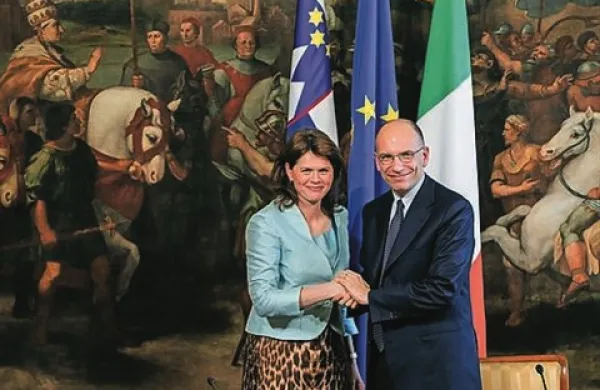 Premierji Italije, Slovenije in Hrvaške, gostitelj Enrico Letta ter Alenka Bratušek in Zoran Milanović so danes v Benetkah začeli prvo tristransko srečanje, ki naj bi bilo posvečeno večjemu povezovanju v regiji